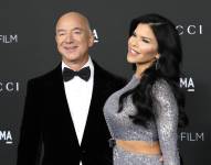 Fotografía de archivo del magnate estadounidense Jeff Bezos (i) y su prometida, la expresentadora de televisión Lauren Sánchez, en Los Ángeles (CA, EE.UU.).