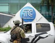 Militares resguardan las instalaciones del canal TC Televisión, en Guayaquil.
