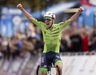 El ciclista esloveno Tadej Pogacar celebra la victoria en la prueba élite del campeonato del mundo de ciclismo en ruta que se celebra en Zúrich, Suiza.