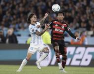 Bruno Zuculini, volante de Racing, disputa el balón con Gonzalo Plata de Flamengo por la semifinal de vuelta de la Copa Libertadores