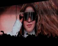 Vista general del rostro de la cantante colombiana Shakira, proyectada en la pantalla gigante.