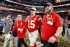 El mariscal de campo de los Kansas City Chiefs, Patrick Mahomes (c), camina tras vencer a los San Francisco 49ers en el Super Bowl en el Allegiant Stadium, en Las Vegas, Nevada (EE.UU.)