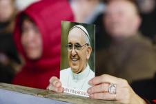 Los fieles asisten a una oración del Rosario por la salud del Papa Francisco, (Papa, Italia, Roma)