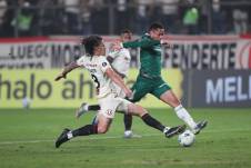 Vitor Roque (d) de Palmeiras disputa el balón con William Riveros de Universitario este jueves, durante un partido de octavos de final de la Copa Libertadores entre Universitario y Palmeiras