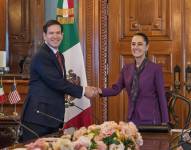 Fotografía cedida por la Presidencia de México, de su mandataria, Claudia Sheinbaum (d), saludando al secretario de Estado de Estados Unidos, Marco Rubio.