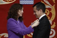 La presidenta de la Comunidad de Madrid, Isabel Díaz Ayuso, impone la Medalla Internacional, máxima distinción de esa región española, al presidente electo de Ecuador, Daniel Noboa.
