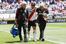 El delantero del River Plate, Sebastián Driussi (C), es ayudado a salir del campo tras lesionarse en el partido contra el Urawa Red Diamonds.