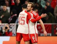 EL delantero del Bayern Munich Harry Kane (d) celebra el 3-0 ante Lazio por la Champions League.