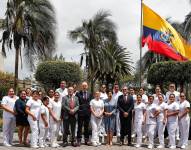 El embajador de Italia en Ecuador, Giovanni Rivoli (c-i), posa junto a la canciller de Ecuador, Gabriela Sommerfeld.