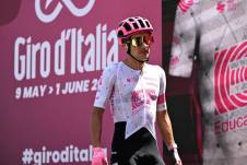 Richard Carapaz compite para ganar el Giro de Italia 2025.