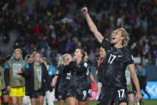 Hannah Lilian Wilkinson celebra el gol para Nueva Zelanda en el partido inaugural.