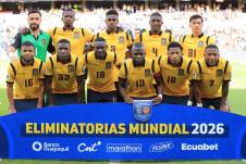 Jugadores de Ecuador ante Venezuela en el estadio Rodrigo Paz Delgado en Quito (Ecuador)