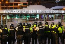 Fotografía del 30 de septiembre de 2025 que muestra a policías que se enfrentan con manifestantes durante una protesta contra el presidente de Ecuador, Daniel Noboa, por el alza del diésel y en apoyo a los manifestantes indígenas de la provincia de Imbabura, en Quito (Ecuador).