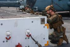 Fotografía tomada de la pagina del Servicio de Distribución de Información Visual de Defensa (Dvids) de marines durante una simulación en la cubierta del navío de ataque anfibio.