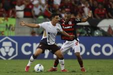Flamengo superó por 2-0 a Liga de Quito en la Copa Libertadores.