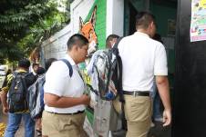 Estudiantes ingresan al Instituto Nacional Maestro Alberto Masferrer este miércoles, en San Salvador.