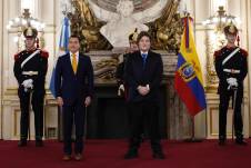 El mandatario argentino Javier Milei (d) junto a su homólogo de Ecuador, Daniel Noboa, posando en una reunión este jueves, en la Casa Rosada en Buenos Aires, Argentina.