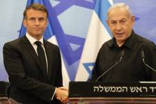 El presidente de Francia, Emmanuel Macron, saluda al primer ministro israelí, Benjamin Netanyahu, durante su visita al Estado judío.