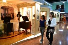 En Puerto Santa Ana, el Museo de la Música Popular Julio Jaramillo revive a grandes voces nacionales y se puede recorrer de martes a sábado, de 10:00 a 17:00.