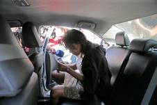 Mujer es arrestada por intento de robo y llevar un cadáver.