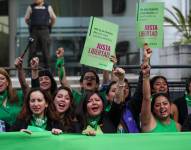 Mujeres a favor de la despenalización del aborto se concentraron en los exteriores de la Corte Constitucional, en Quito.
