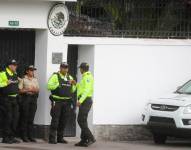 Una fotografía de la entrada a la Embajada de México.