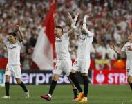 Los jugadores del Sevilla celebran con la afición la clasificación a semifinales de Europe League tras dejar en el camino al Manchester United.