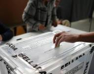Un hombre vota este domingo, durante la segunda vuelta presidencial en Chile en Santiago, Chile.