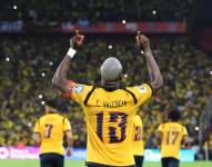 Enner Valencia de Ecuador celebra un gol con Argentina por las Elimimatorias
