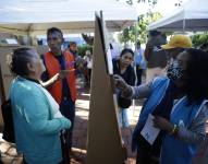 Electores revisan su mesa de votación en un centro de votación en el Teatro de Cámara en San Salvador.