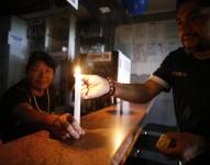 Un hombre fue registrado el pasado 28 de octubre el encender una vela en un bar, por falta de energía eléctrica, en Quito (Ecuador).