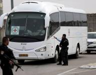 El autobús del Comité Internacional de la Cruz Roja (CICR) llega a la prisión militar de Ofer, en Cisjordania, al norte de Jerusalén, el 25 de noviembre de 2023, antes de la liberación de prisioneros palestinos.