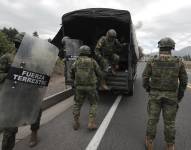 Foto de archivo de integrantes de las Fuerzas Armadas descienden de un vehículo después de una protesta en la avenida panamericana norte en Tabacundo (Ecuador).