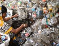 Mujeres recicladoras forman una asociación en un vertedero de Puyo