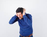 Foto referencial de una persona tapándose los oídos por el excesivo ruido de un lugar.