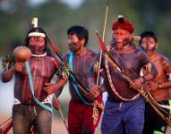 Indígenas de la etnia Xikrin participando en una danza de celebración en la aldea Mrotidjam, en la reserva indigena Trincheira do Bacaja (Brasil). EFE/ Fernando Bizerra Jr Archivo.