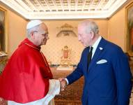 El rey Carlos III y papa León XIV juntos en la Capilla Sixtina del Vaticano.