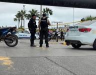 Imagen de policías en el parqueadero del centro comercial de La Libertad, Santa Elena, tras reportarse una balacera.