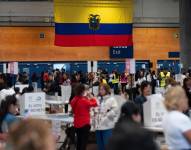 Ecuatorianos en España votaron en el referéndum y consulta popular 2024 en el IFEMA en Madrid, este domingo 21 de abril.