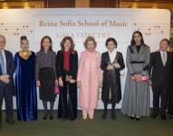 AME8910. NUEVA YORK (ESTADOS UNIDOS), 13/11/2025.- La reina Sofía (c) junto a la fundadora y presidenta de la Escuela Superior de Música Reina Sofía, Paloma O'Shea (4-d) posan previo a un concierto este jueves, en el Carnegie Hall en Nueva York (Estados Unidos). Más de setenta jóvenes músicos de la escuela, acompañados de quince miembros de la Filarmónica Joven de Colombia, interpretaron para el público el programa 'Viaje al Nuevo Mundo', que incluyó un total de tres piezas y un último bis con toque español. EFE/ Angel Colmenares