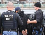 Policía migratoria estadounidense deteniendo a un inmigrante ilegal