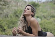 Imagen referencial: Mujer respirando en la naturaleza.