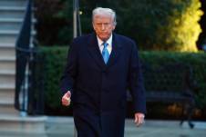 Fotografía de archivo del presidente de Estados Unidos, Donald Trump, en los jardines de la Casa Blanca, en Washington D. C. (EE. UU.).
