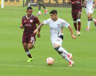 El volante de Liga de Quito, Fernando Cornejo, conduce el balón en el partido ante Vinotinto por la LigaPro Ecuabet