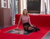 Ellen Pompeo posa junto a su estrella en el Paseo de la Fama de Hollywood.