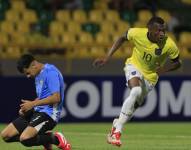 El ecuatoriano Justin Armando Lerma (d) celebra la victoria de la selección sub-17 de Ecuador ante Uruguay.