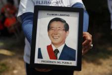 Fotografía de archivo en la que se registró a un seguidor del expresidente peruano Alberto Fujimori al sostener en sus manos una foto del exmandatario, en Lima.