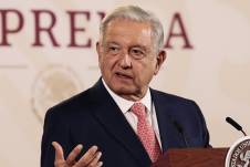 El presidente de México, Andrés Manuel López Obrador, habla durante su conferencia de prensa matutina hoy, en el Palacio Nacional de Ciudad de México (México).