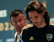 Edinson Cavani y Jorge Almirón (i) de Boca Juniors hablan durante una rueda de prensa previo al partido de la final de la Copa Libertadores ante Fluminense.