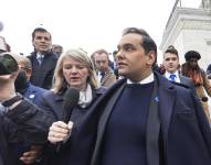 El legislador republicano George Santos (c) sale del Capitolio de Estados Unidos después de que la Cámara votara para expulsarlo del Congreso, en Washington, este 1 de diciembre de 2023.